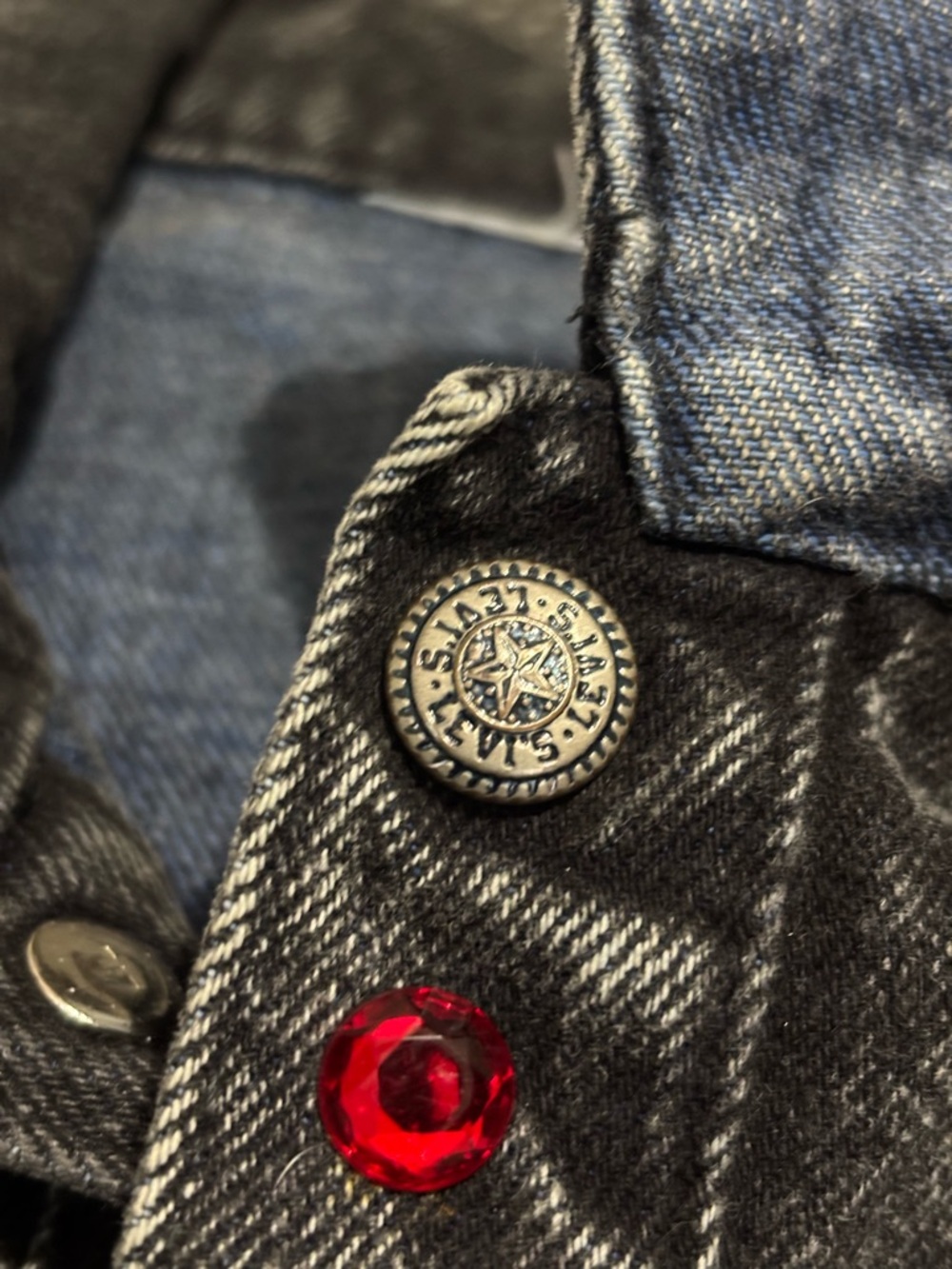 Levi’s Vintage 90s Kids Jean Jacket Black Acid Wash Size 4T Sparkly Star Patches - Picture 7 of 9